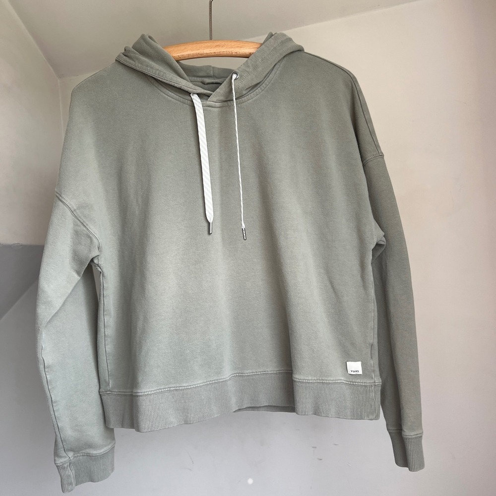 Vuori Halo Essential Hoodie Medium Sage Green Long Sleeve Pullover Sweatshirt